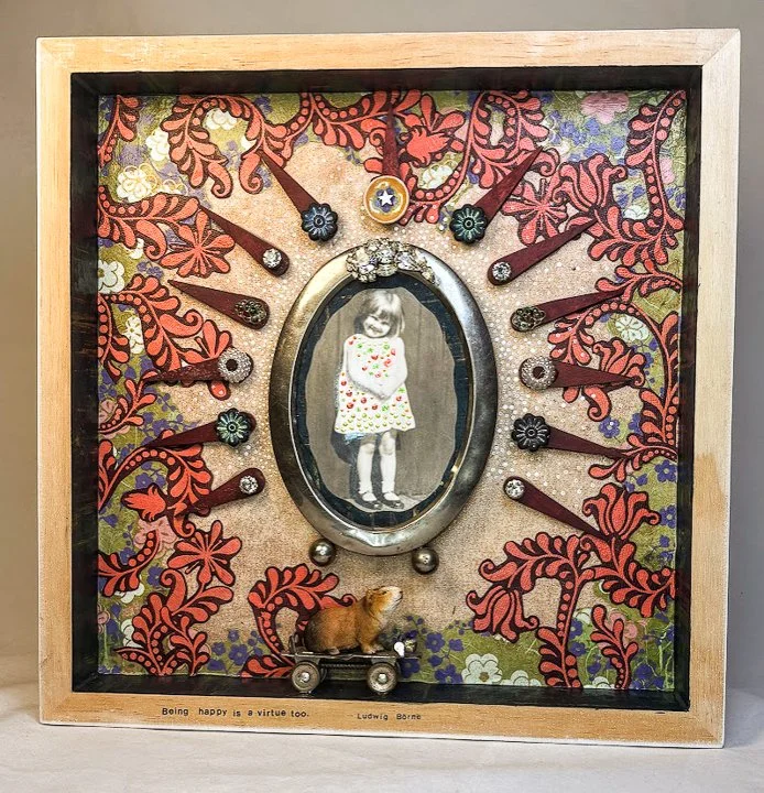 Ruthie O'Neill作 テディベア Roberta 1点物 Happy is a Virtue - mixed media assemblage by Sara Saltee — Rob